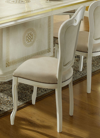 Stilvolle Stühle mit hochglanzlackierter Kunststoffoberfläche