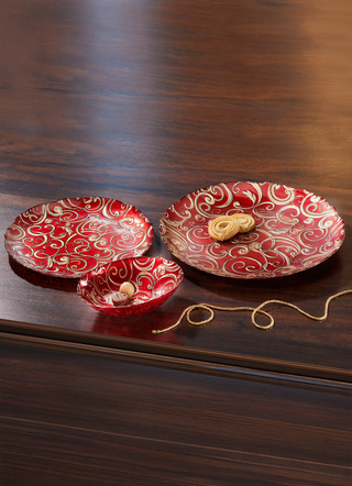 Borden en schalen van glas met goudkleurig reliëf