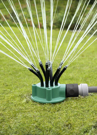 Gazonsproeier met 12 flexibele armen