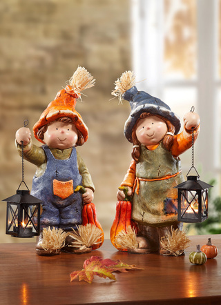 Herfstkinderen met pompoen en lantaarn