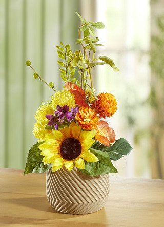 Bloemstuk in keramieken pot