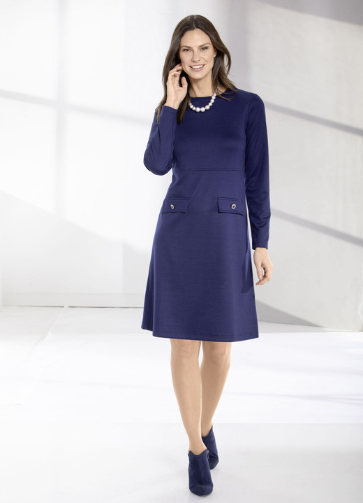 kleider - Kleid mit glänzendem Schmuckknopf kleider - Kleid mit glänzendem Schmuckknopf, in Größe 034 bis 050, in Farbe MARINE