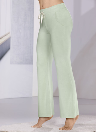 Slapende en casual broek gemaakt van viscose met satijnen stropdas
