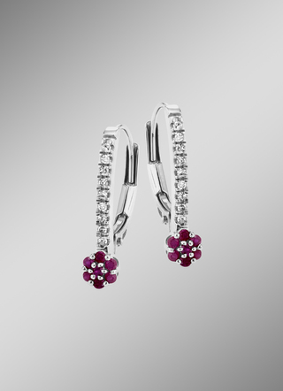 Elegante oorbellen met 18 diamanten en echte robijn