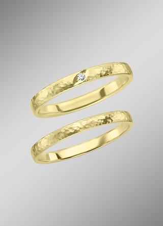 Trouwring in gehamerd ontwerp