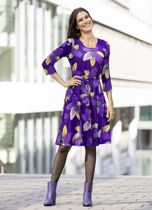 kleider - Kleid mit Bindegürtel, in Größe 036 bis 052, in Farbe LILA-GRÜN-BUNT