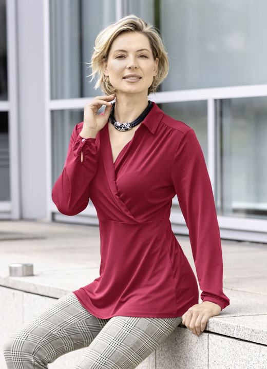 Shirts - Raffiniertes Shirt mit Polokragen in 2 Farben, in Größe 038 bis 052, in Farbe ROT Ansicht 1