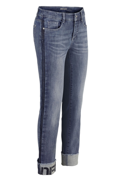 Jeans - Jeans met franjes aan de zoom en letters op één broekspijp, in Größe 017 bis 050, in Farbe JEANSBLAU Ansicht 1
