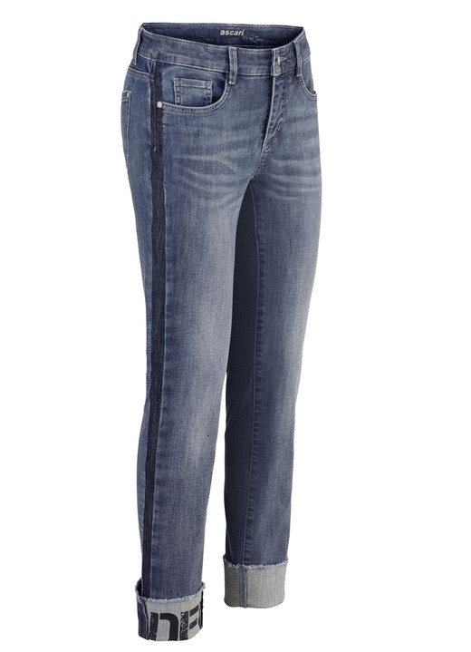 Jeans - Jeans met franjes aan de zoom en letters op één broekspijp Jeans - Jeans met franjes aan de zoom en letters op één broekspijp, in Größe 017 bis 050, in Farbe JEANSBLAU