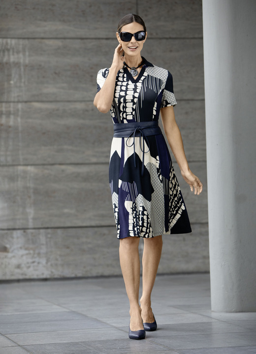 Sommerkleider - Kleid mit Polokragen Sommerkleider - Kleid mit Polokragen, in Größe 036 bis 052, in Farbe SCHWARZ-BEIGE-MARINE