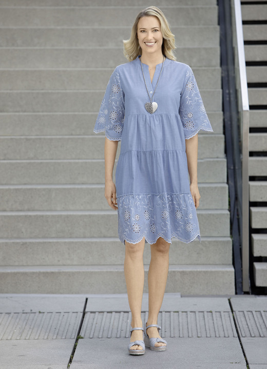 kleider - Kleid mit feiner Stickerei, in Größe 034 bis 050, in Farbe JEANSBLAU