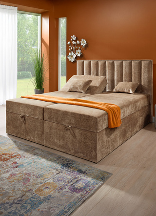 Boxspringbed met individuele hoofdbordverstelling en sierkussens
