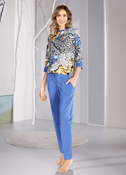 Pyjama's & shorties - Pyjama met 3/4 lange mouwen en lange broek, in Größe 036 bis 054, in Farbe WEISS-ROYALBLAU-BUNT Ansicht 1