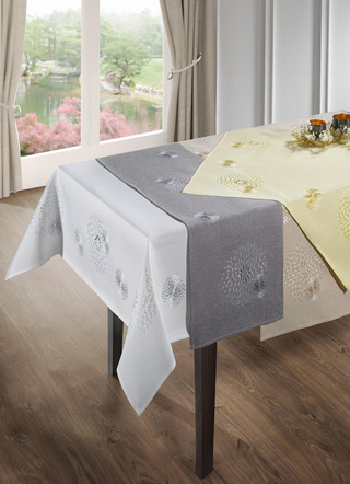 Tafel- en kamerdecoratie met uitgebreid borduurwerk