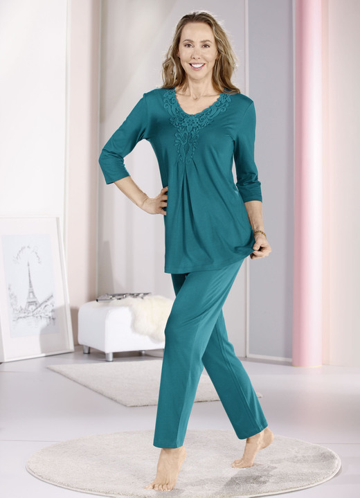 Pyjama's & shorties - Laurina pyjama met rijkelijk motiefkant, in Größe 036 bis 054, in Farbe PETROL Ansicht 1