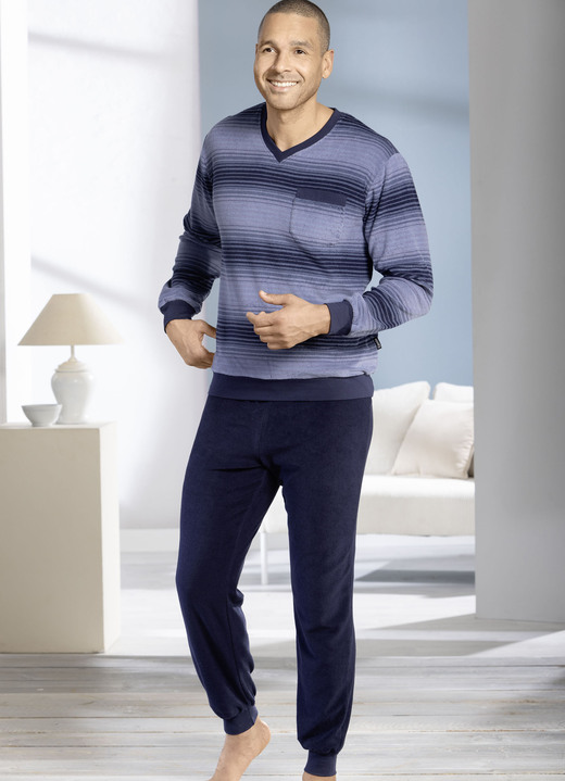 Pyjama's - Badstof pyjama met V-hals en manchetten, in Größe 046 bis 060, in Farbe JEANSBLAU-MARINE Ansicht 1