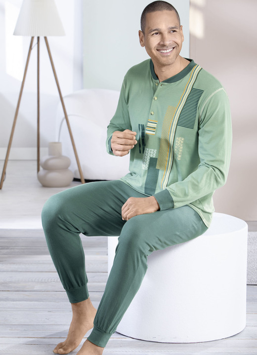 Pyjama's - Pyjama met knoopsluiting en manchetten, in Größe 046 bis 066, in Farbe JADEGRÜN-TANNE-BUNT Ansicht 1