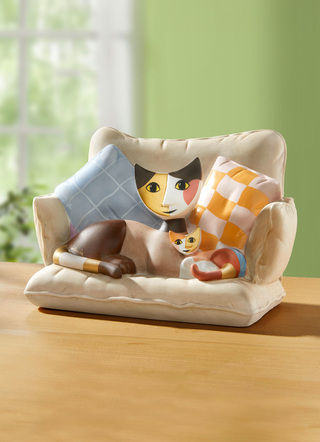 Katzenmama auf Sofa