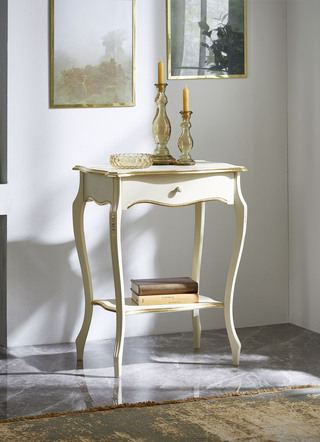 Telefoontafel met goudkleurige applicaties