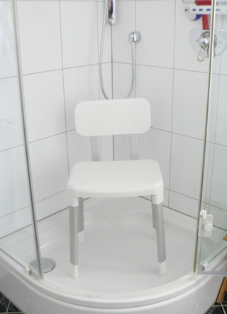 In hoogte verstelbare douche- en badstoel