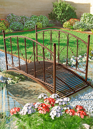Metalen tuinbrug