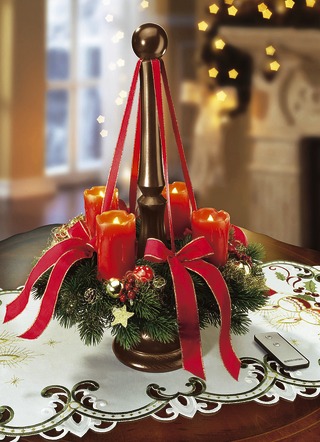 Adventskrans met houten standaard en LED-kaarsen van echte was