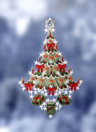 Raamdecoratie kerstboom van echt Plauener kant