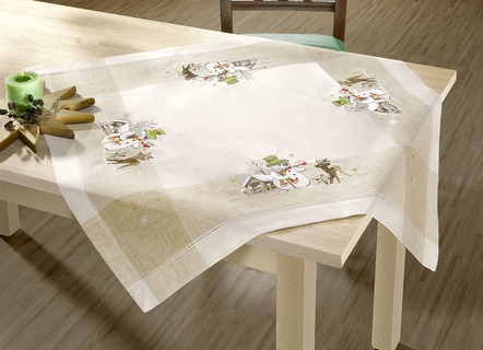 Mooie tafel- en kamerdecoratie met sneeuwpoppen