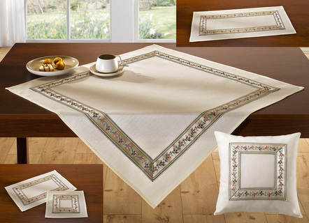 Tafel- en kamerdecoratie met omringend borduursel