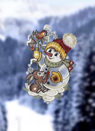 Raamdecoratie van plauener kant met sneeuwpopmotief