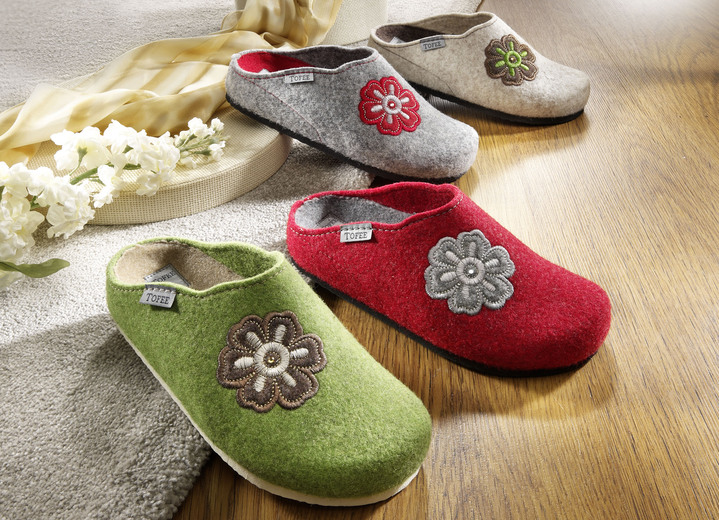 - Pantoffel met bloesemapplicaties en sierstiksels, in Größe 036 bis 042, in Farbe GROEN