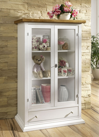 Vitrine met metalen en keramische handgrepen