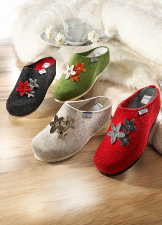 Slippers met bloemapplicaties