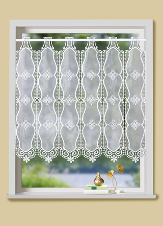 Klein raamgordijn met macramé afwerking