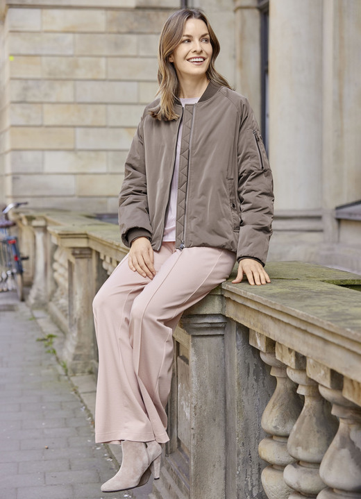 Kort - Functioneel jack in blousonstijl Kort - Functioneel jack in blousonstijl, in Größe 034 bis 050, in Farbe TAUPE