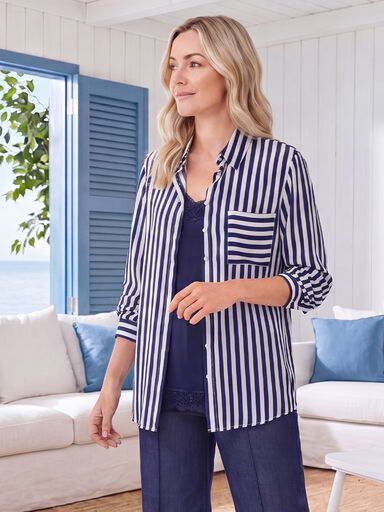 Dame in een blauw-wit gestreepte blouse