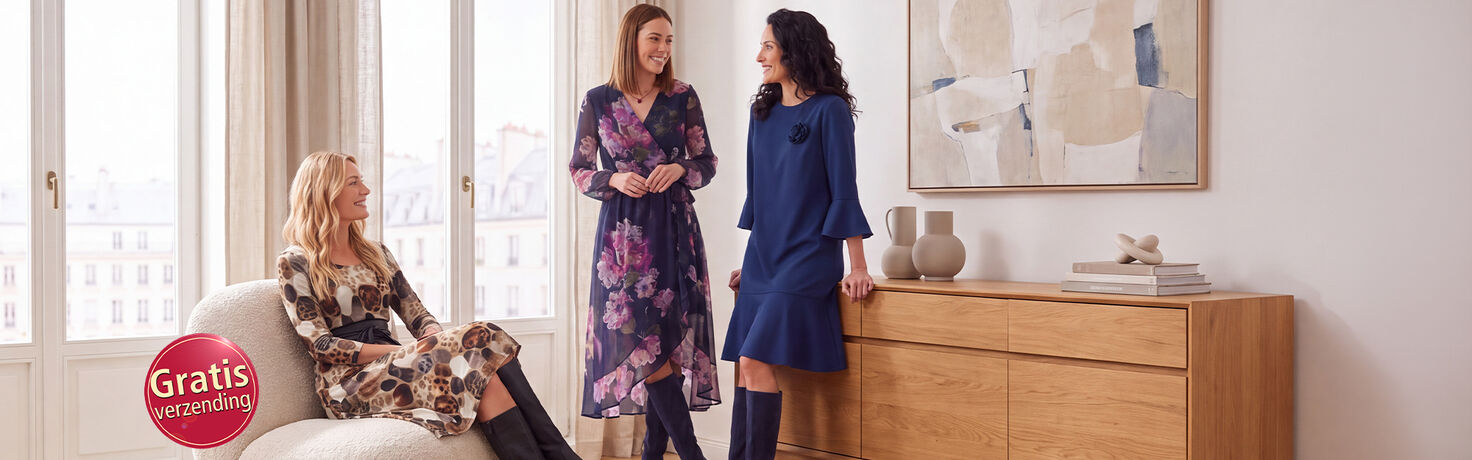 Drie dames in jurken zijn in gesprek