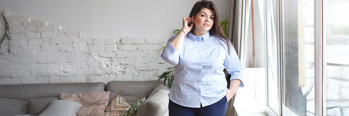 Dame in een lichtblauwe blouse