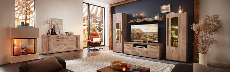 Prachtige woonkamer met woonkamermuur, dressoir en open haard