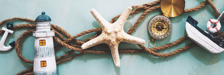 Maritieme decoratie met vuurtoren, zeester en vissersboot