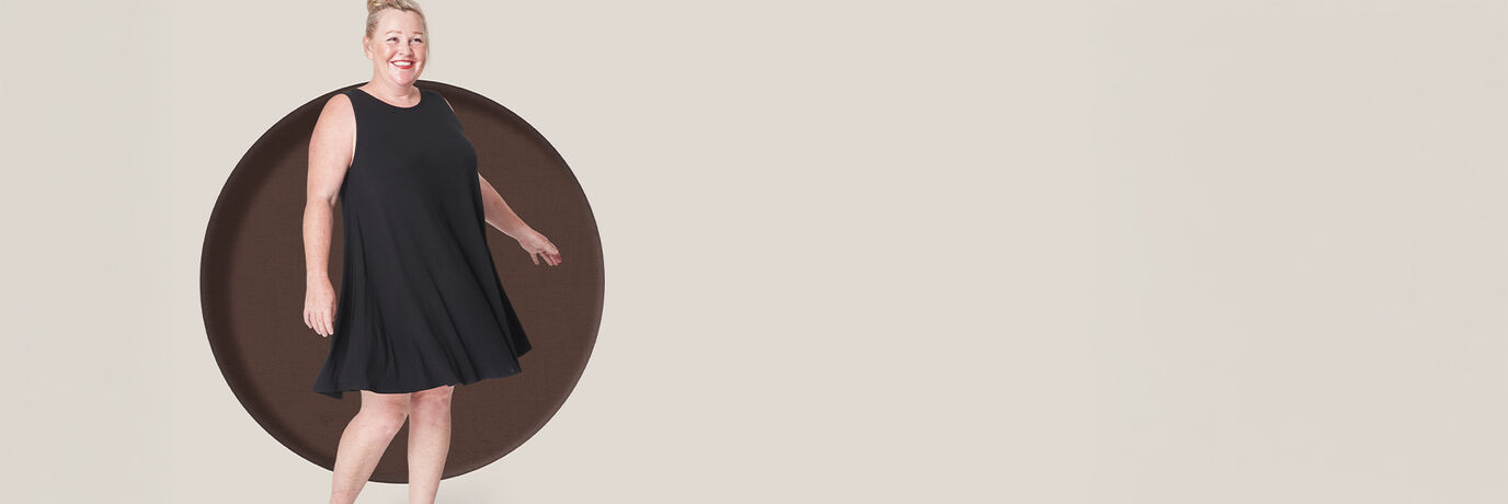 Dame in een zwarte jurk