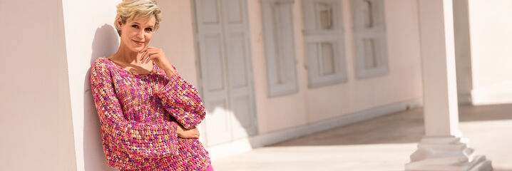 Dame in roze trui met patroon