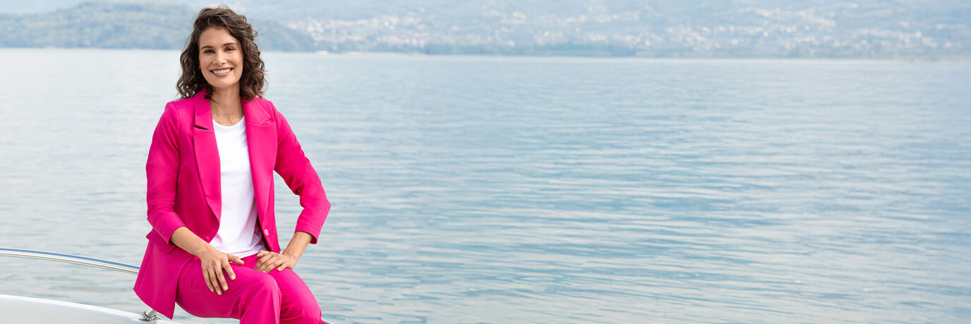 Dame in roze broekpak