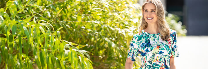 Dame in een shirt met halflange mouwen en bloemenpatroon