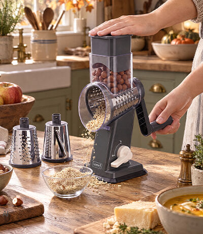 Een oliedispenser giet dressing over een verse salade