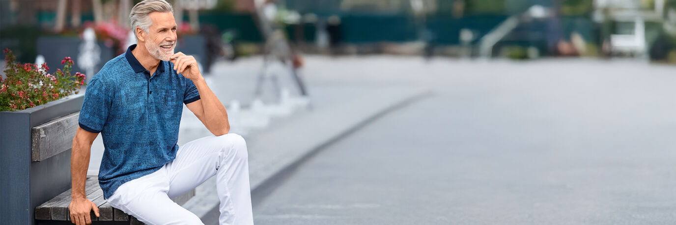 Man met blauw shirt en witte broek