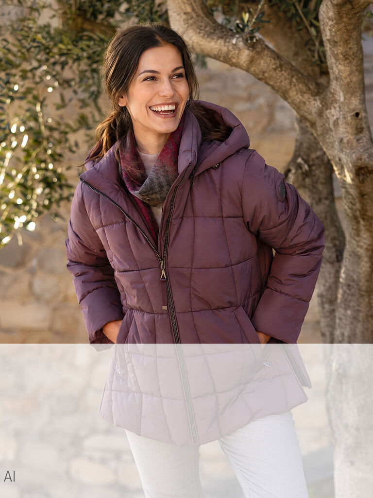 Drie vrouwen in zachte gebreide kleding voor de herfst.