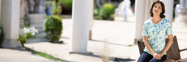 Vrouw in shirt en donkerblauwe broek