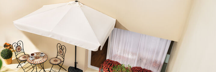 Balkontafel met twee stoelen en parasol