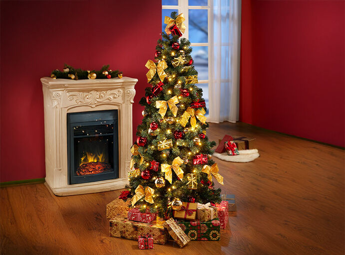 Kerstboom voor een open haard